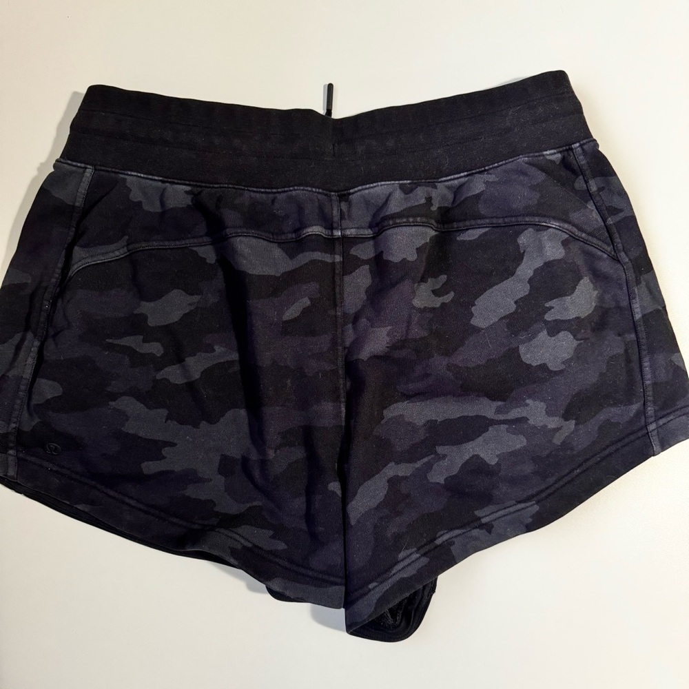 Lululemon Inner Glow Terry Black Camo Shorts Size 12 - Picture 6 of 7